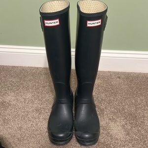 Hunter Women’s Tall Rain Boots in Navy